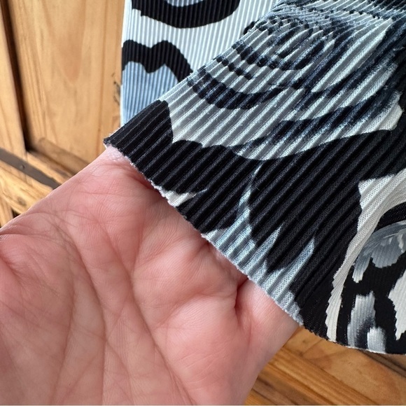 Rose Print Pleated Sleeveless Tank Top in Grey Black and White Dark Florals - Picture 5 of 8